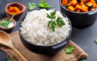 É agora que você vai aprender a fazer arroz soltinho (e gostoso) no olhometro, sem precisar medir nada!