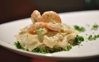Macarrão ao molho de camarão e vinho branco