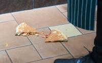 A regra dos 3 segundos para quando a comida cai no chão é verdade ou mito? A ciência tem a resposta