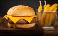 Cada cheeseburger que comemos tira 9 minutos da expectativa de vida