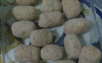 Salsicha empanada com massa de mandioca
