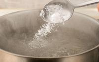 Sal na água do macarrão antes ou depois de ferver? "Muito sal de uma só vez significa muitas bolhas, ou seja..."