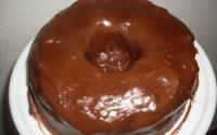 Bolo de milho com cobertura de chocolate