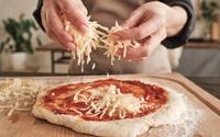 Nem delivery, nem congelada: no Dia da Pizza a massa caseira da minha avó já é tradição aqui em casa (receita fácil!)