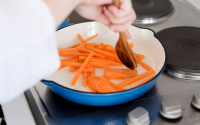 Você sabia que existe um tipo de panela que ajuda a não queimar a comida? Te contamos o segredo!