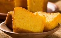 Passou o Dia das Mães, já podemos falar de Festa Junina: vem abrir a temporada com esse bolo de milho cremoso muito fácil de fazer
