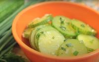 Salada de abobrinha que aprendi com a minha mãe e minha avó também fazia para ela: receita bem temperadinha fica pronta num instante