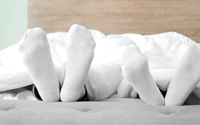 Psicologia explica hábito de dormir de meias: saiba o que significa para a saúde mental