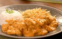Strogonoff de frango simples e rápido com creme de leite: receita do TudoGostoso para o seu almoço de sábado em família