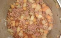 Linguiça com batata e cenoura