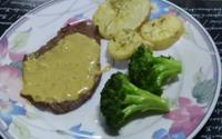 Bife grelhado com molho de mostarda e batata dourada