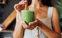 Verde, nutritivo e fácil de fazer: esse é o melhor suco para limpar o fígado e acabar com o mau hálito