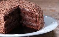 Bolo de chocolate gelado e molhadinho é a sobremesa perfeita para um lanche da tarde: veja como é fácil de fazer!