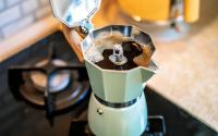 “Limpar apenas com água é perigoso”: nutricionista explica a importância de usar sabão e detergente na hora de lavar a cafeteira