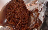 Muffins recheados e com cobertura de chocolate