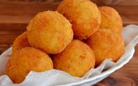 Só precisa de 3 ingredientes para fazer a melhor bolinha de queijo que você vai comer na sua vida