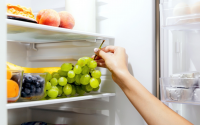 O horário importa? Especialista esclarece o que acontece com o corpo de quem come frutas à noite