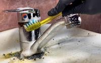 Nem bicarbonato de sódio, nem vinagre: essa é a melhor e mais fácil maneira de remover incrustações de torneiras e banheiros