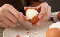 Esse é o melhor jeito de evitar sofrimento na hora de descascar o ovo, segundo especialista em alimentos: não tem a ver com vinagre na água