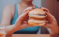5 perguntas que você deve se fazer para descobrir se tem compulsão alimentar