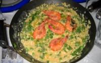 Risoto de camarão, ervilhas e rúcula