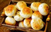 Qualquer pessoa pode fazer esse pão de batata recheado, é a receita de pão caseiro mais fácil que já fiz, nem precisa sovar