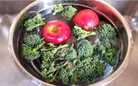 Como higienizar frutas e verduras do jeito certo se os alimentos sempre bóiam pro mesmo lado?