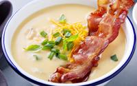 Nada de sopa sem graça, essa receita de sopa de batata muito cremosa é o jantar perfeito para comer nessa friaca!