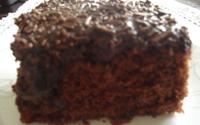 Bolo de chocolate com calda de rum