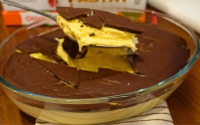 Bombom aberto de maracujá na travessa: sobremesa com casquinha crocante de chocolate é melhor que ovo de Páscoa