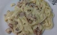 Macarronada ao molho branco com bacon e calabresa