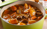 É por isso que você não deve cozinhar batata junto com a carne de panela