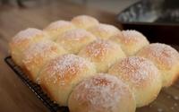 Pão doce melhor que o da padaria: receita desse pãozinho macio com cobertura de coco ralado é simples de fazer