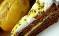 Bolo mousse de maracujá e chocolate