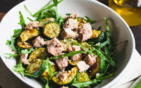 Salada de abobrinha com atum é a receita deliciosa (e fácil) para qualquer refeição: basta temperar bem, misturar e aproveitar