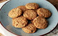 Esse biscoitinho sem açúcar de banana e aveia está salvando a minha dieta, faço uma fornada por semana e rende muito (receita fácil!)