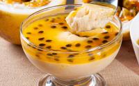 Mousse de maracujá sem complicação com a polpa da fruta: é só seguir o passo a passo para ter uma sobremesa perfeita!
