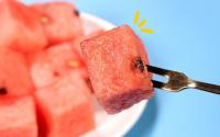 Um jeito simples de cortar a melancia em 2 minutos e sem sujeira na cozinha