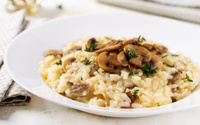 Risoto de cogumelos para fazer em 10 minutos no micro-ondas: prato sofisticado com pouco esforço para o almoço ou jantar