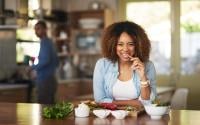 Aqui está o que as mulheres acima dos 40 anos devem comer, segundo nutricionista