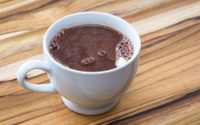 Nada de achocolatado: esse chocolate quente com chocolate de verdade fica cremoso e aveludado, eleva o nível!