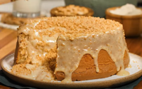 Quem prova, aprova: sempre faço esse bolo de amendoim na Festa Junina do meu bairro e rola até briga pelo último pedaço