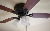 Se a sua mãe não te ensinou, eu te ensino: como limpar o ventilador de teto sem espalhar poeira pela casa
