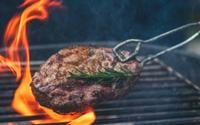 Nem cerveja, nem leite: o suco dessa fruta deixa a carne macia e suculenta como a de um churrasco profissional