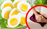Faz mal comer ovo menstruada? Entenda se proteína influencia na cólica e outros sintomas