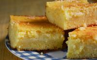 "O bolo baixa lentamente deixando o interior cremoso, é como se fosse recheado": já anota, salva ou printa essa receita de bolo de fubá