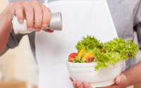 Poucas pessoas sabem, mas não é recomendado temperar a salada com vinagre e sal com antecedência