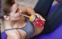 Suco das gostosas: o que você precisa saber sobre a bebida pré-treino que promete o shape ideal e energia lá em cima; será que funciona?