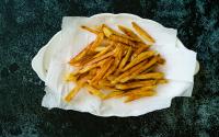 Adeus batata murcha: use papel-toalha desse jeito e tenha uma batata frita sequinha e crocante por muito mais tempo