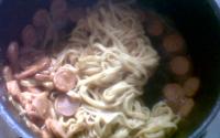 Macarronada de miojo com salsicha